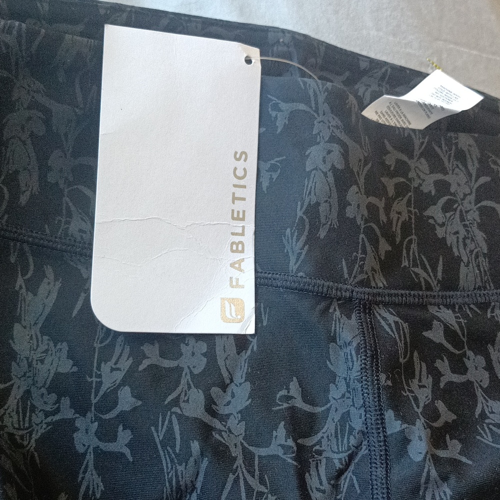 New Fabletics Leggings - Picture 5 of 10